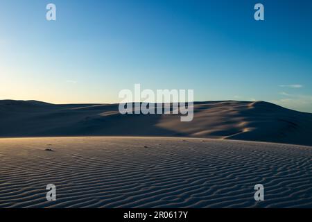 Coucher de soleil sur les petites dunes de Moreton Island, Queensland Australie Banque D'Images