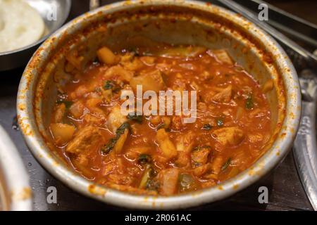 Soupe de Kimchi servie dans un bol, cuisine coréenne Banque D'Images