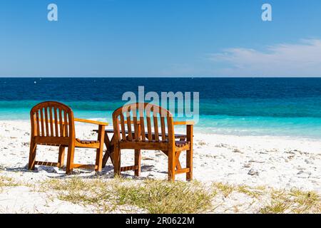 Deux chaises sur la plage de Wilson Island, Grande barrière de corail, Queensland Banque D'Images