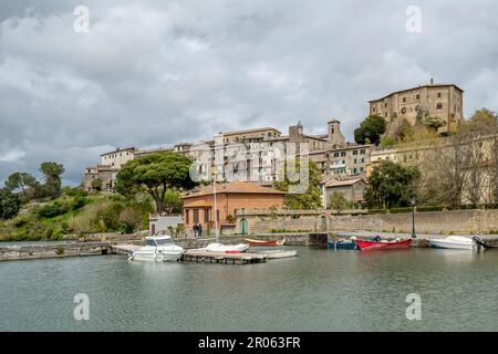 Le centre historique de Capodimonte et le port sur le lac Bolsena, en Italie Banque D'Images