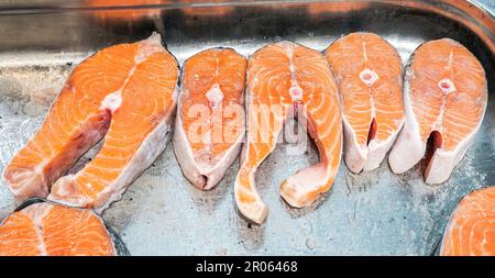 Steaks de saumon frais sur le comptoir.Poisson rouge brut à vendre.Magasin de fruits de mer Banque D'Images