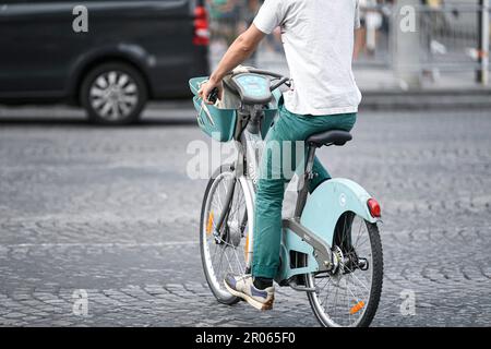 Paris, France. 06th mai 2022. L'illustration montre des vélos électriques bleus Velib (vélo, vélo) à Paris, France sur 6 mai 2023. Photo de Victor Joly/ABACAPRESS.COM crédit: Abaca Press/Alay Live News Banque D'Images