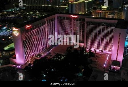 Vue aérienne la nuit des lumières du Flamingo Las Vegas Hotel and Casino à Las Vegas, Nevada, Etats-Unis. Banque D'Images