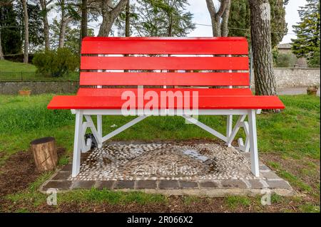 Banc géant en bois rouge dans un parc de la ville de Montefiascone, en Italie Banque D'Images