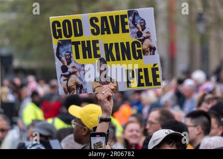 Affiche humoristique lors d'une manifestation « pas mon roi » lors du couronnement du roi Charles III à Westminster, Londres, Royaume-Uni. Pele footballeur Banque D'Images