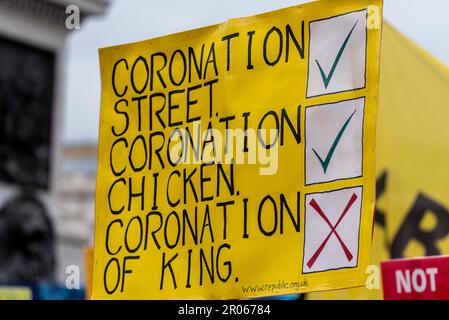 Affiche humoristique lors de la manifestation « pas mon roi » lors du couronnement du roi Charles III à Westminster, Londres, Royaume-Uni. Couronnement Street, Coronation Chicken Banque D'Images