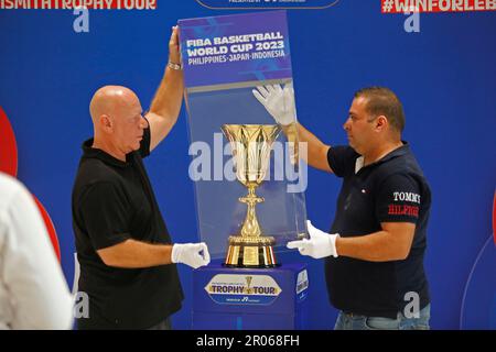 Dbayeh, Liban. 6th mai 2023. Le trophée de la coupe du monde 2023 de la FIBA est présenté à Dbayeh, près de Beyrouth, au Liban, au 6 mai 2023. Credit: Bilal Jawich/Xinhua/Alay Live News Banque D'Images