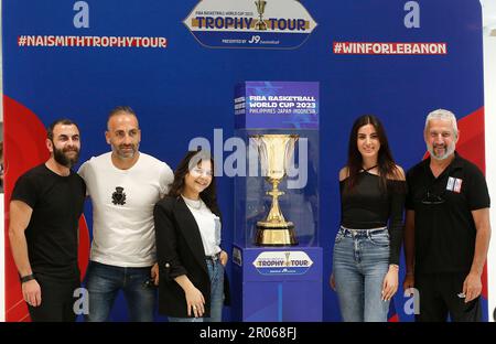 Dbayeh, Liban. 6th mai 2023. Les visiteurs posent pour une photo devant le trophée de la coupe du monde 2023 de la FIBA à Dbayeh, près de Beyrouth, Liban, 6 mai 2023. Credit: Bilal Jawich/Xinhua/Alay Live News Banque D'Images