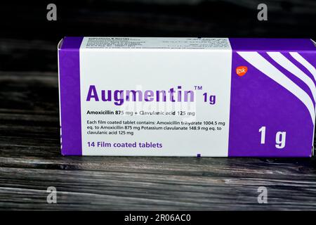 Le Caire, l'Egypte, 4 mai 2023: Augmentin 1g comprimés, amoxicilline et clavulanate potassium, acide clavulanique, classe des inhibiteurs de la bêta-lactamase, amoxicilline i. Banque D'Images