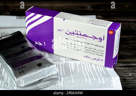 Le Caire, l'Egypte, 4 mai 2023: Augmentin 1g comprimés, amoxicilline et clavulanate potassium, acide clavulanique, classe des inhibiteurs de la bêta-lactamase, amoxicilline i. Banque D'Images