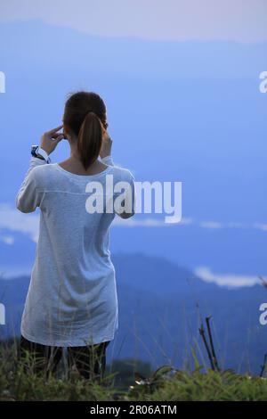 Les femmes prennent une photo avec le téléphone. Banque D'Images