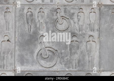 carreaux de pierre avec des symboles de personnes de statut différent. symbole pour une personne. panneau des toilettes publiques Banque D'Images