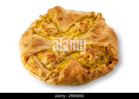 Tarte croustillante aux artichauts, au fromage et aux œufs. Tarte salée isolée sur blanc avec passe-cheveux inclus Banque D'Images