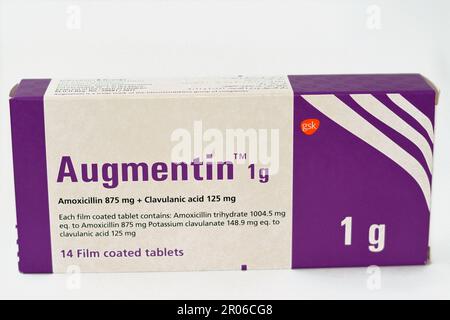 Le Caire, l'Egypte, 4 mai 2023: Augmentin 1g comprimés, amoxicilline et clavulanate potassium, acide clavulanique, classe des inhibiteurs de la bêta-lactamase, amoxicilline i. Banque D'Images