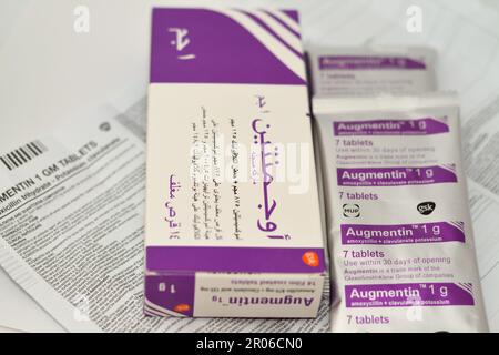 Le Caire, l'Egypte, 4 mai 2023: Augmentin 1g comprimés, amoxicilline et clavulanate potassium, acide clavulanique, classe des inhibiteurs de la bêta-lactamase, amoxicilline i. Banque D'Images