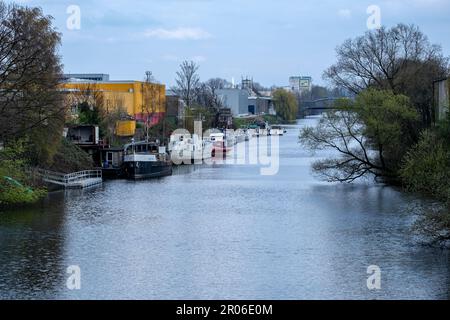 Hambourg, Allemagne - 04 15 2023: Vue sur un canal à hambourg avec différents bateaux amarrés. Banque D'Images