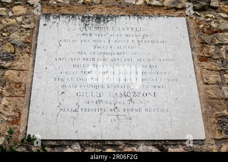 Plaque commémorative dans le Castello di Suave dans la ville de Suave dans la province de Vérone en Italie. Banque D'Images