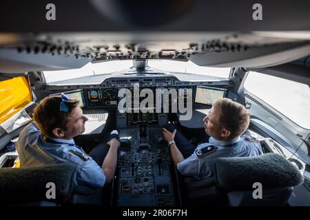 04 mai 2023, Brandebourg, Schönefeld: Vue sur le poste de pilotage de l'Airbus A350-900 'Konrad-Adenauer' de l'aile spéciale de la Mission aérienne du BMVg sur le vol du chancelier Scholz de Berlin à Addis-Abeba. L'unité de préparation aux vols de la Bundeswehr Air Force gère les vols du gouvernement allemand au pays et à l'étranger. Photo: Michael Kappeller/dpa Banque D'Images