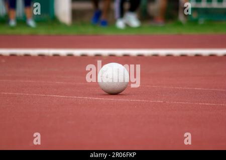 Ballon de football en plastique blanc sur le sol. Banque D'Images