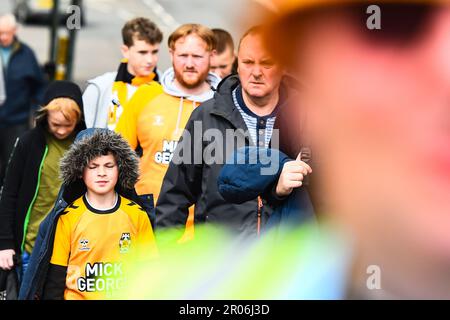 Les fans arrivent à l'abbaye lors du match Sky Bet League 1 entre Cambridge United et Forest Green Rovers au stade R Costaings Abbey, à Cambridge, le lundi 8th mai 2023. (Photo : Kevin Hodgson | ACTUALITÉS MI) crédit : ACTUALITÉS MI et sport /Actualités Alay Live Banque D'Images