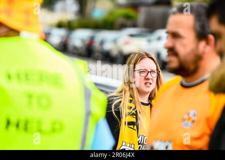 Les fans arrivent à l'abbaye lors du match Sky Bet League 1 entre Cambridge United et Forest Green Rovers au stade R Costaings Abbey, à Cambridge, le lundi 8th mai 2023. (Photo : Kevin Hodgson | ACTUALITÉS MI) crédit : ACTUALITÉS MI et sport /Actualités Alay Live Banque D'Images