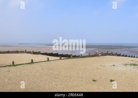 Marées à la plage de galets de Whitstable Banque D'Images