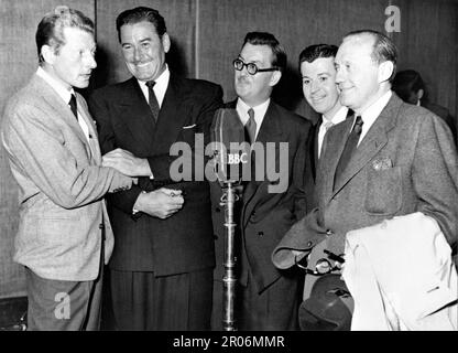 DANNY KAYE ERROL FLYNN Producteur PETER DUNCAN DENNIS DAY et JACK BENNY ont chandu au micro lors de la diffusion de la B.B.C. Radio Show EN VILLE CE SOIR en juin 1952 publicité pour Warner Bros. Banque D'Images