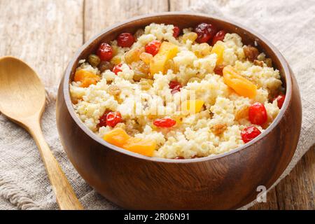 Porridge de millet fait maison avec des abricots séchés, des raisins secs et des cerises dans un bol sur la table. Horizontale Banque D'Images