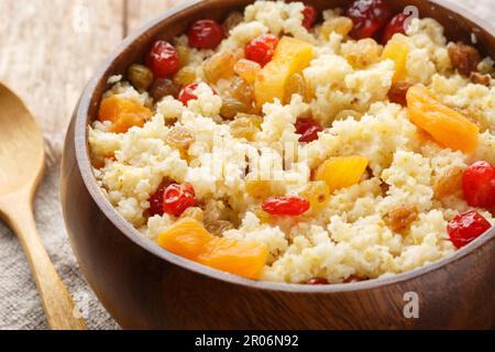 Millet aux fruits séchés et aux baies dans un bol sur la table. Horizontale Banque D'Images