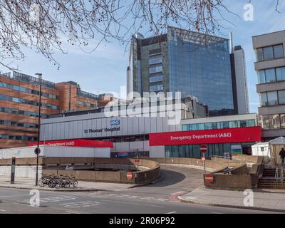 Vue extérieure de l'hôpital St Thomas, qui fait partie de la fondation NHS Trust de Guy's et St Thomas, dans le centre de Londres, au Royaume-Uni (février 23). Banque D'Images