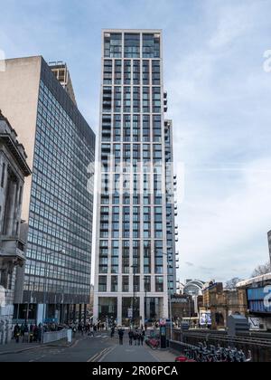 Un immeuble de Casson Square, Southbank place, à l'extérieur de la gare de Waterloo, dans le centre de Londres, au Royaume-Uni. Banque D'Images