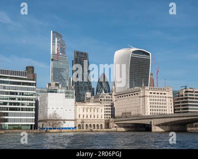 Vue sur la Tamise en direction de la ville de Londres, dans le centre de Londres, au Royaume-Uni. Banque D'Images