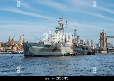 Le croiseur de la Seconde Guerre mondiale HMS Belfast et Tower Bridge, River Thames, Londres, Royaume-Uni. Banque D'Images
