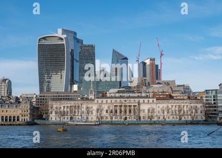 Custom House, sur la rive nord de la Tamise, avec le bâtiment Walkie-Talkie (bâtiment Fenchurch) dans le centre de Londres, Royaume-Uni. Banque D'Images