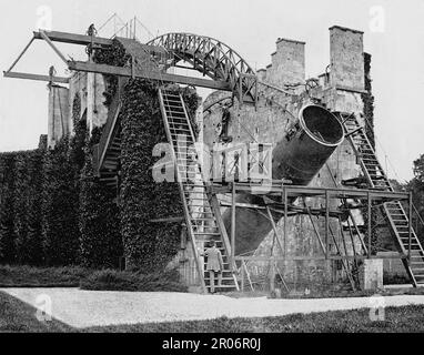 Vue de la fin du siècle 19th sur le Léviathan de Parsonstown, ou télescope Rosse de six pieds, un télescope historique réfléchissant de 72 pouces (1,83 m) d'ouverture, qui était le plus grand télescope au monde de 1845 à 1917. Il a été construit par William Parsons, 3rd comte de Rosse sur son domaine, Birr Castle, à Parsonstown, Birr, Comté Offaly, Irlande. Le télescope de six pieds est resté en service jusqu'à environ 1890, puis après la mort du comte de 4th en 1908, le télescope a été partiellement démantelé avec l'un des miroirs avec sa boîte à miroir a été transféré au Musée des Sciences de Londres. Banque D'Images