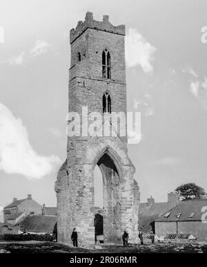 Vue de la fin du 19th siècle sur le Magdalene Steeple à Drogheda, dans le comté de Louth, sur la côte est de l'Irlande. La tour du beffroi est tout ce qui reste du Friaire dominicain autrefois important fondé en 1224. La tour est de construction de 14th-siècle avec une arche gothique fine, au-dessus de laquelle il y a deux autres étages reliés par un escalier en spirale. L'importance de ce frère est attestée par le fait que c'est ici qu'O'Donnell, O'Hanlon, McMahon, O'Neill et les autres chefs Ulster ont reconnu leur soumission à Richard II d'Angleterre, à la fin du 14th siècle. Banque D'Images