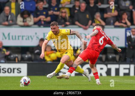 Burton Upon Trent, Royaume-Uni. 07th mai 2023. Josh McEachran #6 de Milton Keynes sourit Dale Taylor #8 de Burton Albion pendant le match Sky Bet League 1 Burton Albion vs MK dons au Pirelli Stadium, Burton Upon Trent, Royaume-Uni, 7th mai 2023 (photo de Gareth Evans/News Images) à Burton Upon Trent, Royaume-Uni le 5/7/2023. (Photo de Gareth Evans/News Images/Sipa USA) Credit: SIPA USA/Alay Live News Banque D'Images