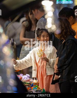 Beijing, région autonome de Ningxia hui en Chine. 2nd mai 2023. Les touristes sélectionnent des marchandises sur un marché de nuit dans le district de Jinfeng de Yinchuan, dans la région autonome de Ningxia hui, au nord-ouest de la Chine, à 2 mai 2023. Credit: Yang Zhisen/Xinhua/Alay Live News Banque D'Images