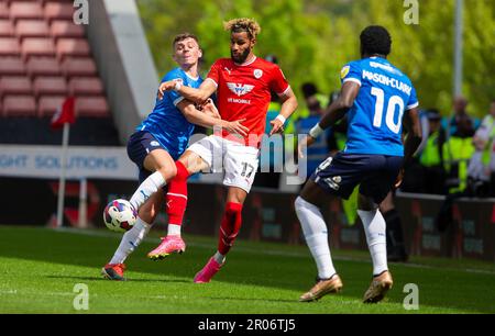 Barnsley Barry s’oppose aux Harrison Burrows de Peterborough United lors du match de la Sky Bet League One au stade Oakwell, Barnsley. Date de la photo: Dimanche 7 mai 2023. Banque D'Images