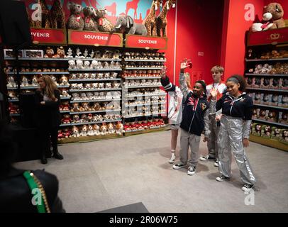 Kidz Bop qui se produit pendant le concert de Hamleys Coronation au magasin de jouets de Regent Street, Londres. Date de la photo: Dimanche 7 mai 2023. Banque D'Images