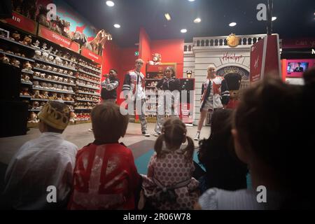 Kidz Bop qui se produit pendant le concert de Hamleys Coronation au magasin de jouets de Regent Street, Londres. Date de la photo: Dimanche 7 mai 2023. Banque D'Images