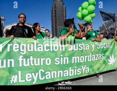 Les manifestants tiennent une bannière pendant la manifestation. La Marche mondiale de la marijuana de 2023 a rassemblé des milliers de personnes ce samedi dans le centre de Madrid, qui ont une fois de plus appelé à la légalisation du cannabis et ont revendiqué la nécessité d'établir un cadre réglementaire qui réglemente ce qu'ils considèrent comme une « réalité ». cela « ne peut pas être ignoré ». (Photo de Richard Zubelzu / SOPA Images/Sipa USA) Banque D'Images