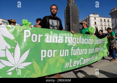 Les manifestants tiennent une bannière pendant la manifestation. La Marche mondiale de la marijuana de 2023 a rassemblé des milliers de personnes ce samedi dans le centre de Madrid, qui ont une fois de plus appelé à la légalisation du cannabis et ont revendiqué la nécessité d'établir un cadre réglementaire qui réglemente ce qu'ils considèrent comme une « réalité ». cela « ne peut pas être ignoré ». (Photo de Richard Zubelzu / SOPA Images/Sipa USA) Banque D'Images