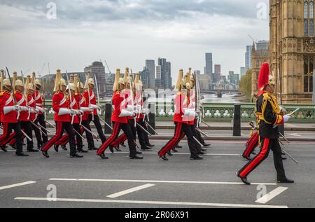 Portant leurs épées et portant leur uniforme complet avec des éperons, les soldats du régiment des gardes de la vie de la cavalerie de la maison de l'Armée britannique marchent en entier Banque D'Images