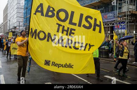 Les protestants anti-monarchie et républicain manifestent avec une grande bannière intitulée "abolir la monarchie" à Piccadilly, dans le centre de Londres, le 6 mai 2023 Banque D'Images