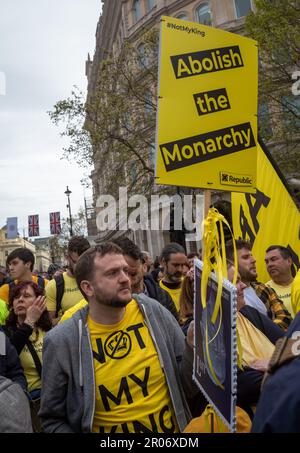 Les protestants anti-monarchie avec un écriteau intitulé « abolir la monarchie » démontreront à Trafalgar Square, dans le centre de Londres, le 6 mai 2023, comme la couronne Banque D'Images