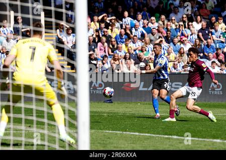 Liam Palmer (au centre) de Sheffield Wednesday tente un tir sur le but pendant le match de la Sky Bet League One au stade Hillsborough, Sheffield. Date de la photo: Dimanche 7 mai 2023. Banque D'Images