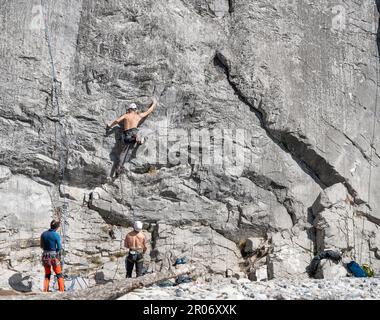 Parc national Banff, Alberta, Canada – 06 mai 2023 : trois hommes s'engagent à escalader un front de roche Banque D'Images