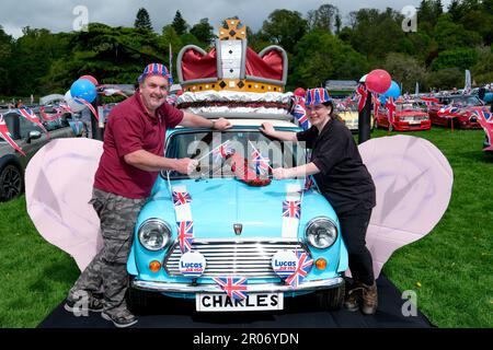 La mini-journée britannique a eu lieu à Himley Hall NR Dudley, West Midlands, pour célébrer l'emblématique Mini de 1959 à aujourd'hui. Ce spectacle d'années a également vu la clib célébrer le Coronation des rois avec des thèmes patriotiques et des expositions de Mini »s passé et présent. Il y avait aussi un mini pique-nique royal dans le parc. LR Ashley Fellows & Carly Male du MIDLANDS MINI Club le lieu, Himley Hall & Park est un bâtiment de 18th ans situé au cœur de 180 hectares de parc paysagé « Capability Brown ». Pendant plus de quatre siècles, elle a servi de foyer aux seigneurs de Dudley et à leurs chevaliers. Le dimanche 7th mai était le 31st B. Banque D'Images