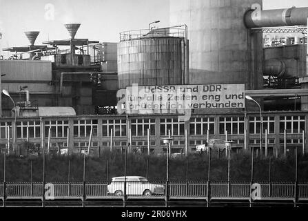 - Frontière intérieure entre la République fédérale d'Allemagne (RFT) et la République démocratique allemande (DDR), une usine de l'Allemagne de l'est proche du mur de division (octobre 1985) - confine Interno fra Repubblica Federale Tedesca (RFT) e Repubblica Democratica Tedesca (DDR), una fabbrica tedesco orientale a doscírio del mo del muro (otobre 1985) Banque D'Images